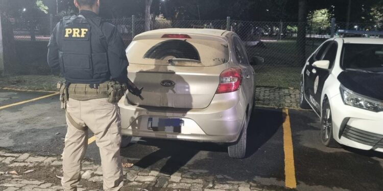 Casal é preso com veículo roubado na Dutra, em Barra Mansa