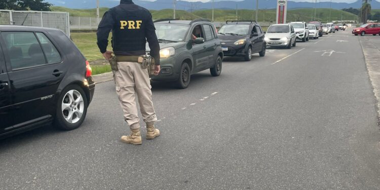 Maio Amarelo: PRF realiza ação educativa na Nissan, em Resende