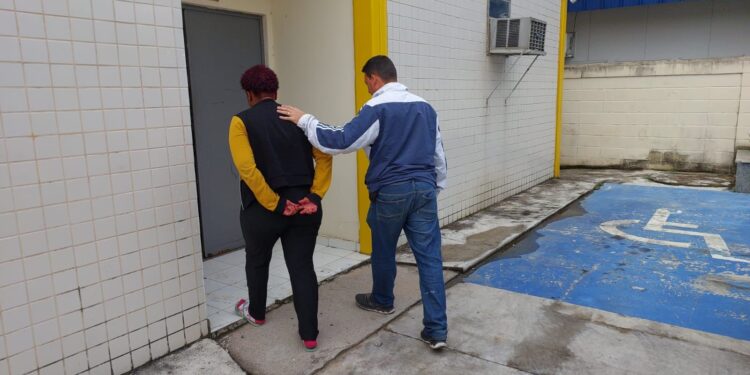 Polícia cumpre mandado de prisão contra mulher por  tráfico de drogas em Vassouras