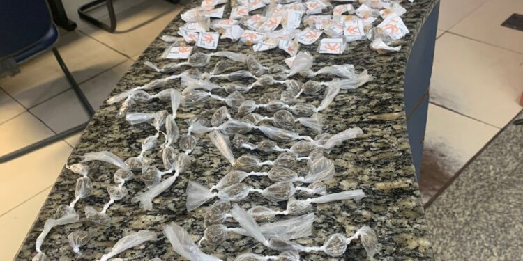 Polícia apreende drogas no bairro Mutirão, em Resende