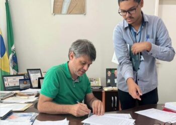 Alexandre Serfiotis assina escritura do terreno onde será a UBS do Parque Mariana, em Porto Real