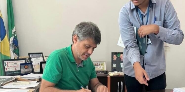 Alexandre Serfiotis assina escritura do terreno onde será a UBS do Parque Mariana, em Porto Real