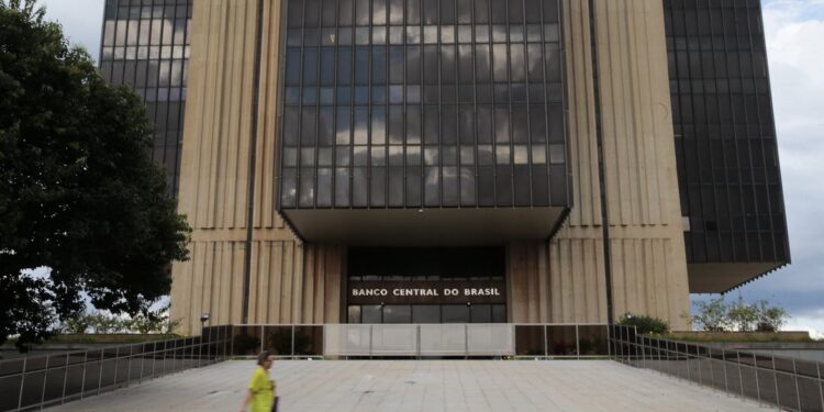 Previsão da inflação cai de 6,03% para 5,8% este ano, segundo Mercado Financeiro