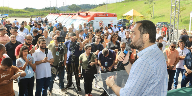 Governo do Estado entrega ambulâncias do Samu para oito municípios do Médio Paraíba