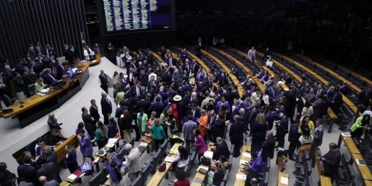 Câmara pode votar nesta quarta-feira projeto que equipara salário entre homens e mulheres