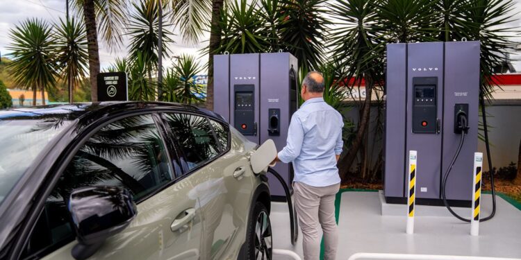 Primeiro eletroposto rápido da Volvo no RJ é inaugurado em Barra Mansa