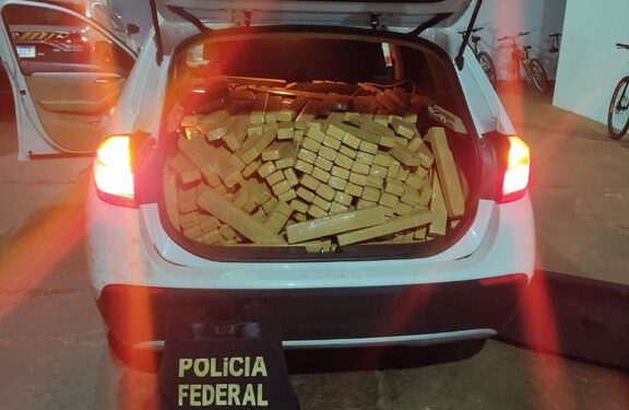 PF apreende 800 kg de maconha em carro de luxo