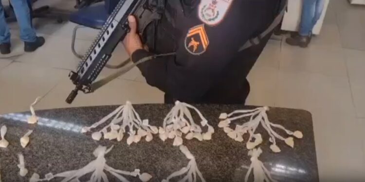 Três homens são presos com grande quantidade de droga e uma arma em Valença