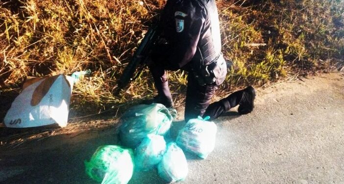 Polícia Militar apreende mais de 2,5 mil sacolés de cocaína em Vassouras
