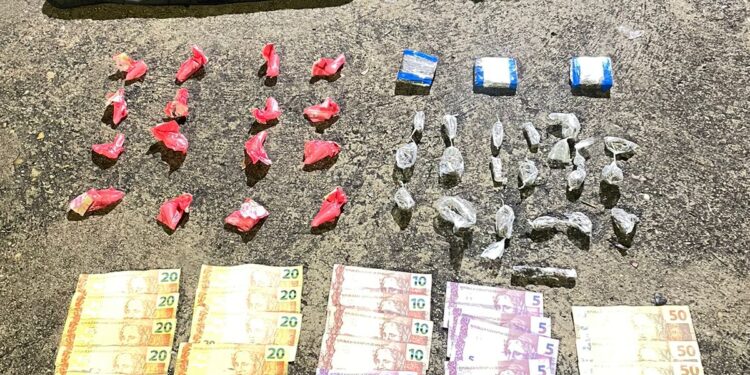 Dupla é presa com drogas e material para endolação em Porto Real