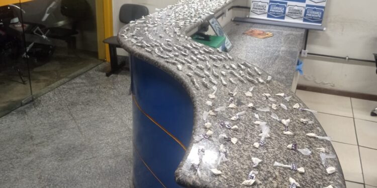 Disque Denúncia leva a prisão de um suspeito e a apreensão de drogas em Miguel Pereira