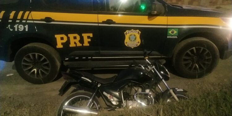 Motociclista sem CNH é perseguido pela PRF na Dutra, em Itatiaia