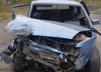 Motorista abandona carro após colidir com caminhão na Lúcio Meira, em Volta Redonda