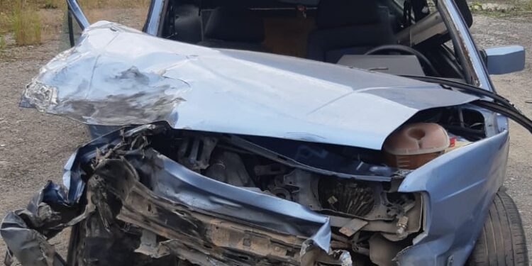 Motorista abandona carro após colidir com caminhão na Lúcio Meira, em Volta Redonda