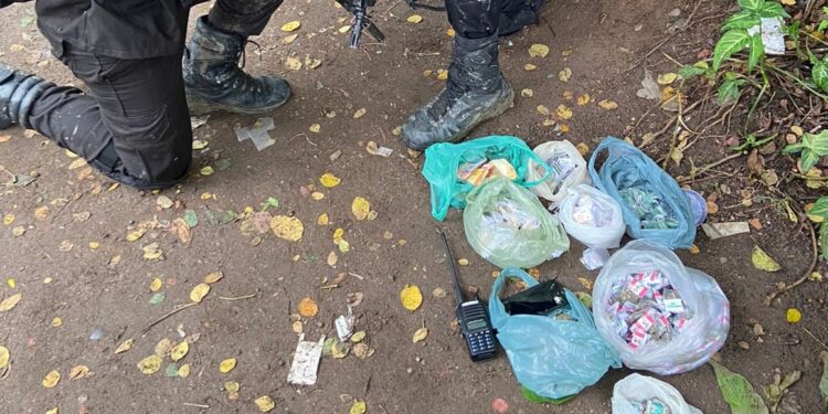 Ação da PM resulta na prisão de dois homens e apreensão de um menor e drogas em Resende