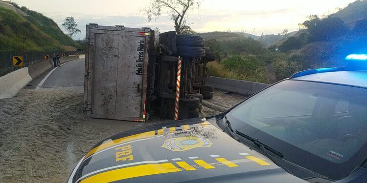 Carreta tomba e causa congestionamento na Dutra, em Barra Mansa