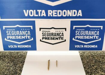 Estudantes são flagrados consumindo maconha na Vila Santa Cecília, em VR
