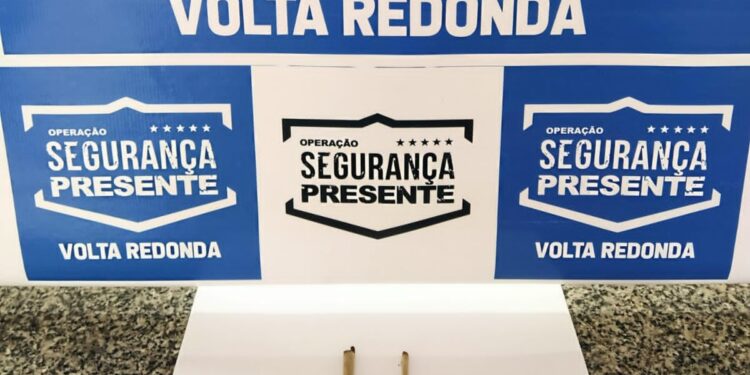 Estudantes são flagrados consumindo maconha na Vila Santa Cecília, em VR
