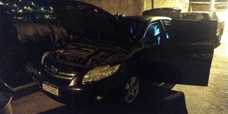 Polícia Militar recupera carro roubado em Volta Redonda