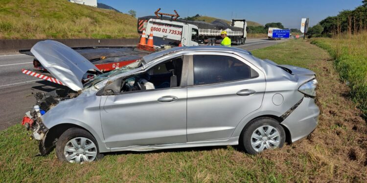 Mulher fica ferida após carro capotar e sair da pista, na Dutra