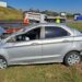 Mulher fica ferida após carro capotar e sair da pista, na Dutra