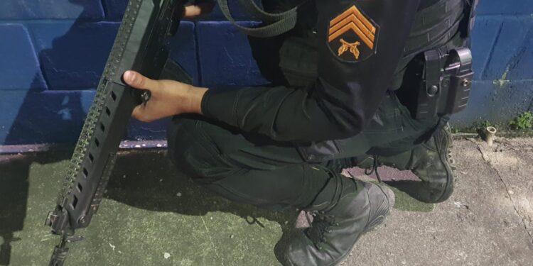 Homem acusado de assalto é preso com moto roubada após perseguição em Resende