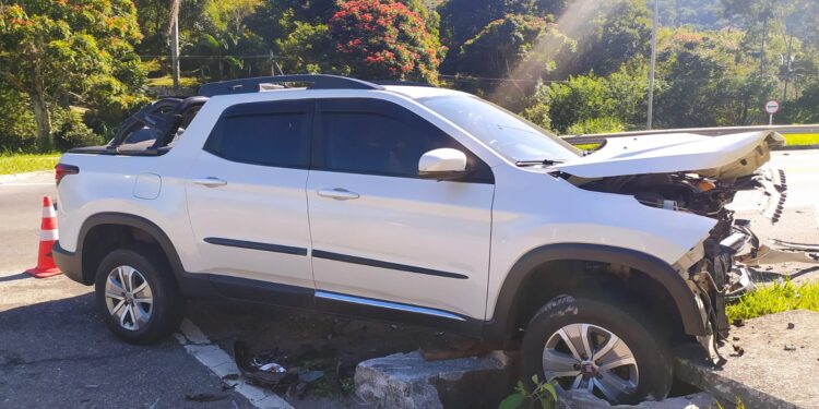 Dois carros colidem na Rodovia Lúcio Meira