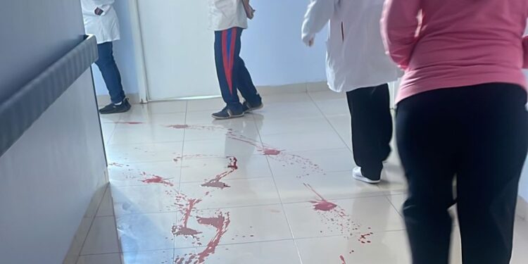 Duas pessoas são mortas e três ficam feridas em ataque no Hospital de Emergência, em Resende