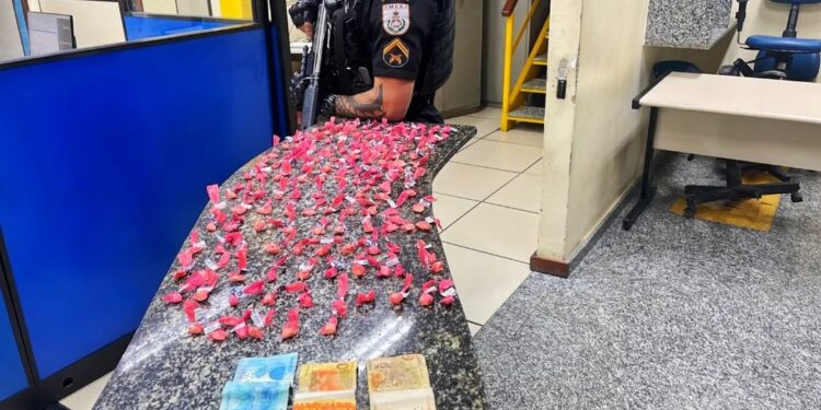 Motociclista é preso com 136 papelotes de cocaína em Vassouras