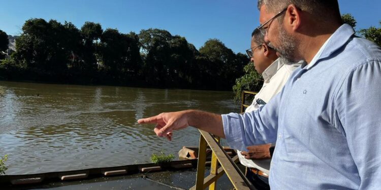 Deputado Jari e INEA fiscalizam qualidade da água do Rio Paraíba do Sul