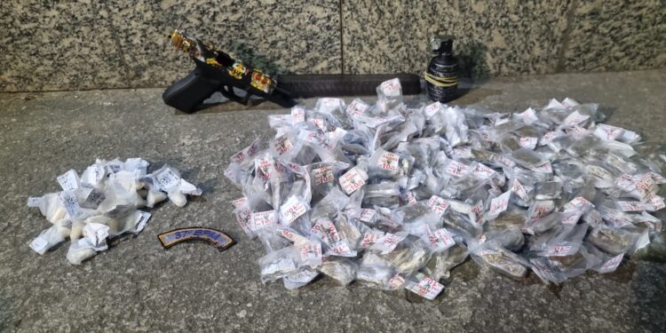 Dupla é detida com pistola, granada e drogas em Resende