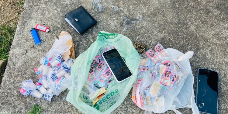 Homem é preso e menor apreendido por tráfico de drogas no Campos Elíseos, em Resende