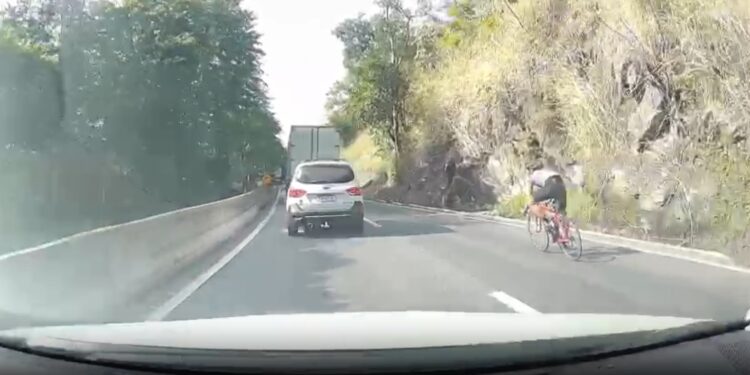 Vídeo mostra acidente envolvendo ciclista na Serra das Araras, na Dutra