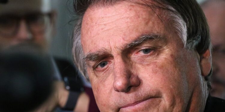 Maioria do TSE condena Bolsonaro à inelegibilidade por oito anos