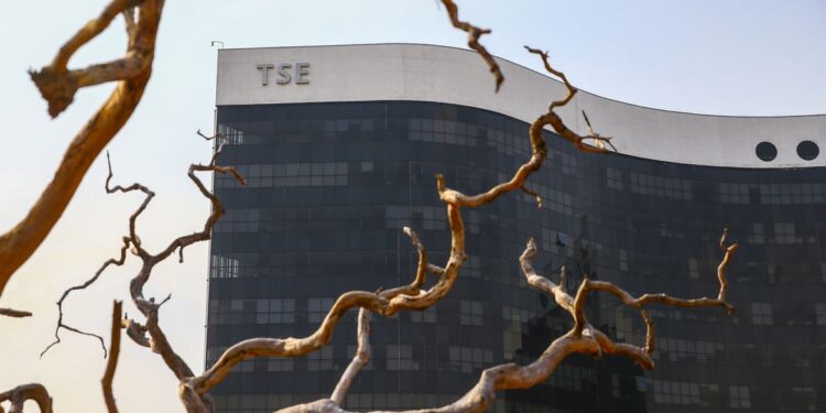 TSE dá início a julgamento de Bolsonaro