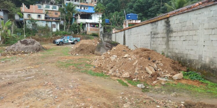 Polícia encontra descarte irregular e movimentação de solo em Angra dos Reis