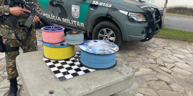 Polícia apreende carretéis de linha chilena em Angra dos Reis
