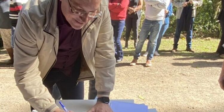 Prefeito de Piraí assina ordem de serviço para obra na Ponte da Serra do Matoso