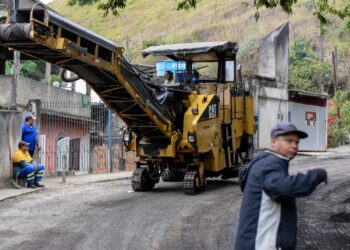 Drable e Furlani acompanham obras de asfaltamento no bairro Km4