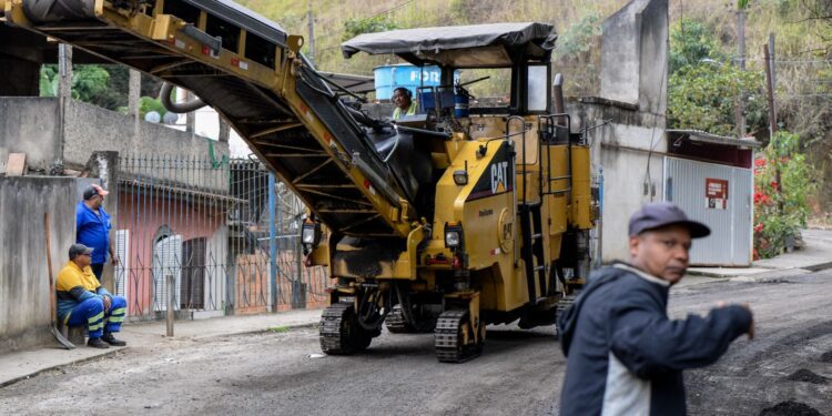 Drable e Furlani acompanham obras de asfaltamento no bairro Km4