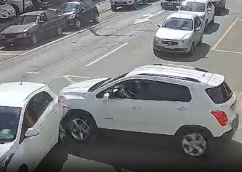 Câmeras flagram acidente no Aterrado, em Volta Redonda