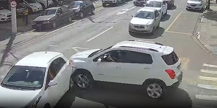 Câmeras flagram acidente no Aterrado, em Volta Redonda