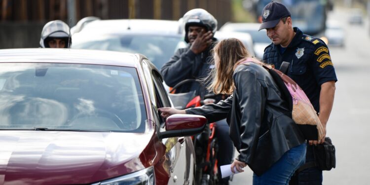 PET leva conscientização a motoristas e pedestres em Barra Mansa