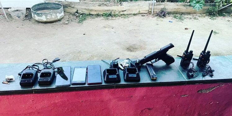 Grupo é detido em posse de arma, munição e drogas em Porto Real