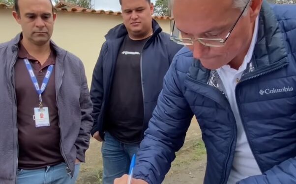 Prefeito de Piraí assina ordem de serviço para recapeamento da Rua Britador, em Arrozal