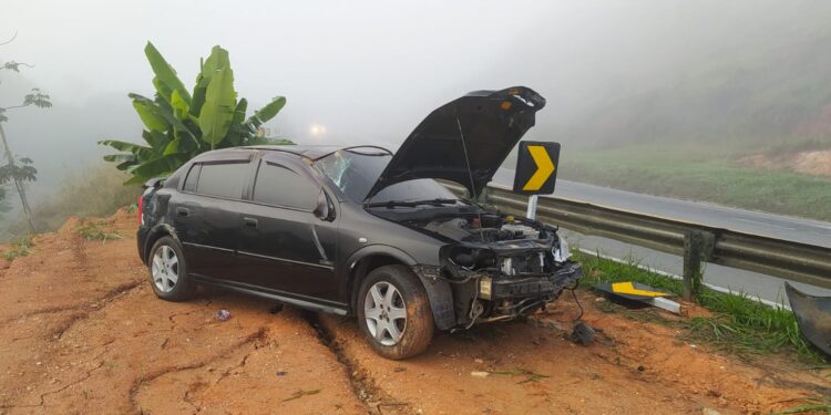 Condutor perde controle, atravessa a pista e capota na Lúcio Meira, em Barra do Piraí