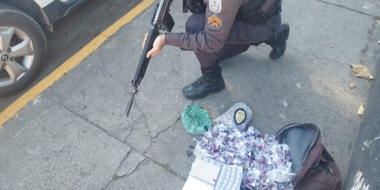 PM apreende grande quantidade de drogas no bairro Fazenda da Barra 3, em Resende