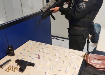 Dupla é presa com arma e drogas em Resende