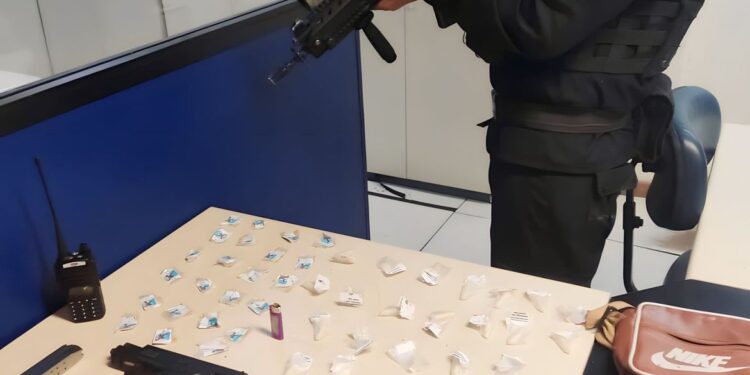 Dupla é presa com arma e drogas em Resende