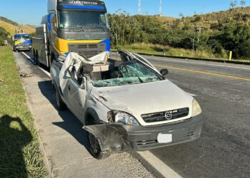 Homem fica ferido em colisão entre carro e caminhão na Rodovia Lúcio Meira